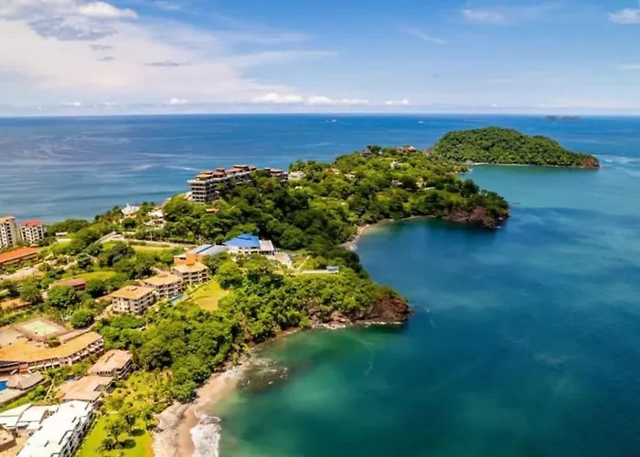 Hébergement de vacances Elegant With Brand-new Fixtures, Shaded Tropical Terrace, And Secluded Access