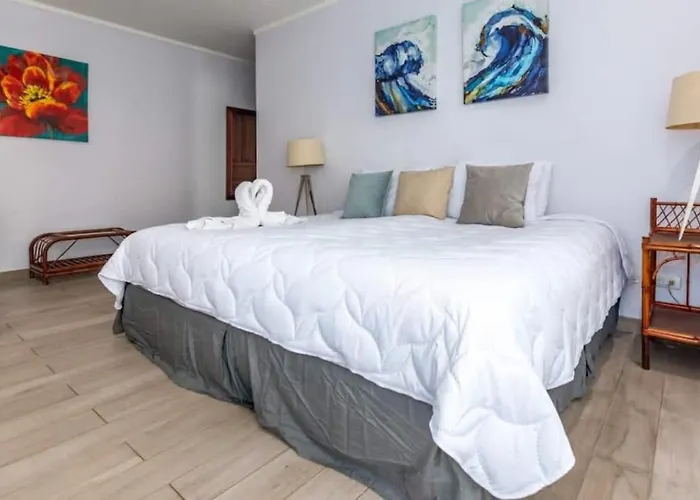 Elegant With Brand-new Fixtures, Shaded Tropical Terrace, And Secluded Access Hébergement de vacances *