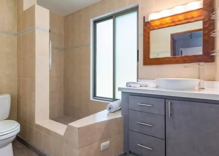 Hébergement de vacances Elegant With Brand-new Fixtures, Shaded Tropical Terrace, And Secluded Access *