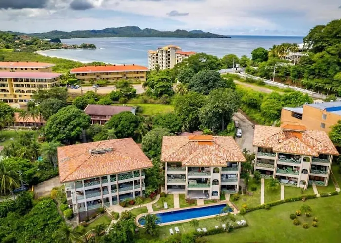 Hébergement de vacances Elegant With Brand-new Fixtures, Shaded Tropical Terrace, And Secluded Access