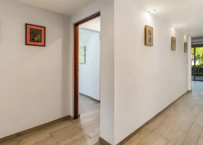 Elegant With Brand-new Fixtures, Shaded Tropical Terrace, And Secluded Access Hébergement de vacances
