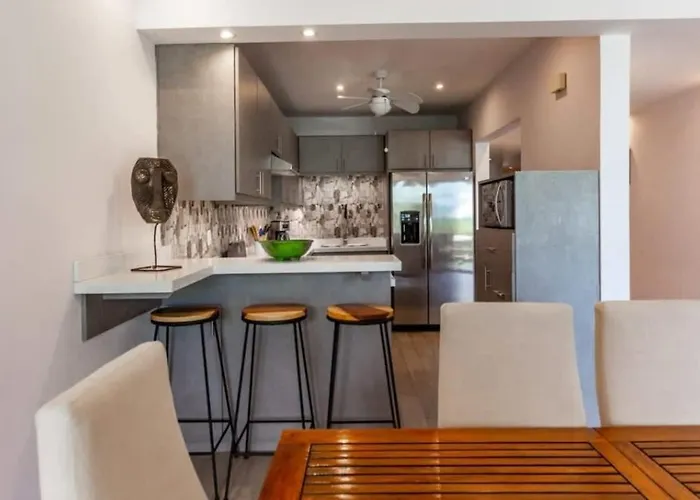 Elegant With Brand-new Fixtures, Shaded Tropical Terrace, And Secluded Access Hébergement de vacances