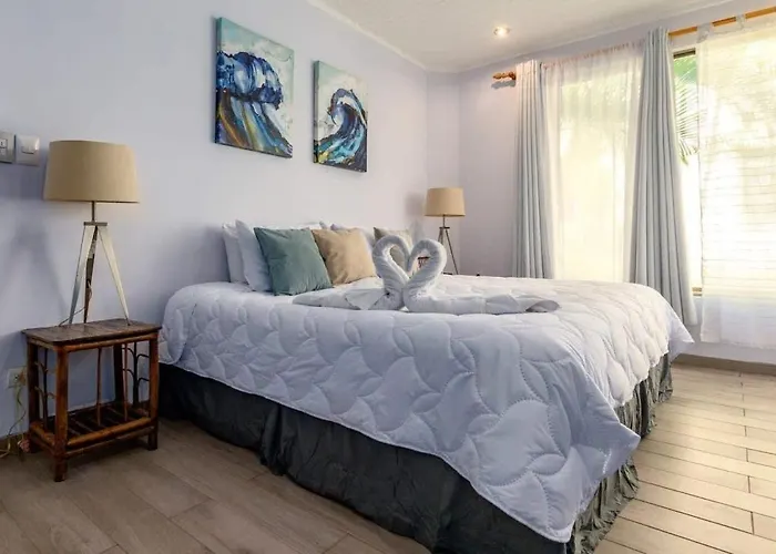 Elegant With Brand-new Fixtures, Shaded Tropical Terrace, And Secluded Access Hébergement de vacances *